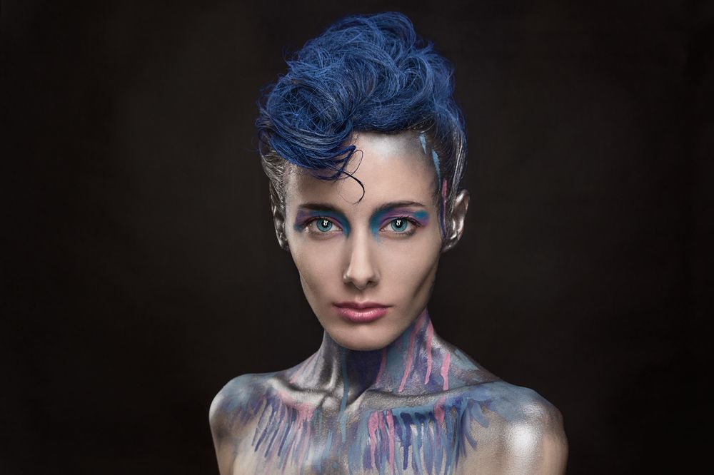 девушка - кисточка