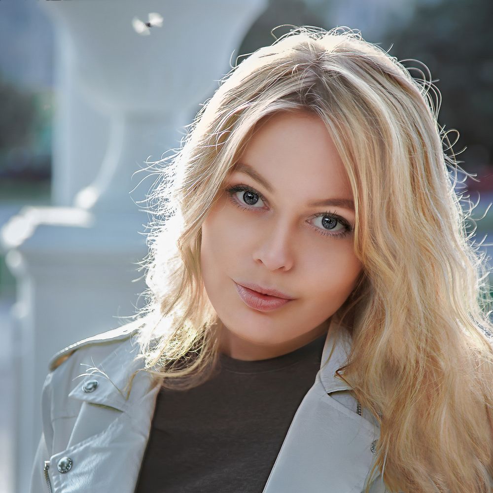 А на  фотосессию торопился мотылек...  Все же успел...