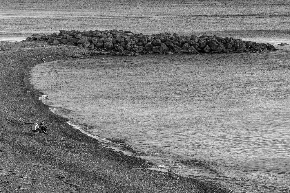 Двое на берегу осеннего моря.