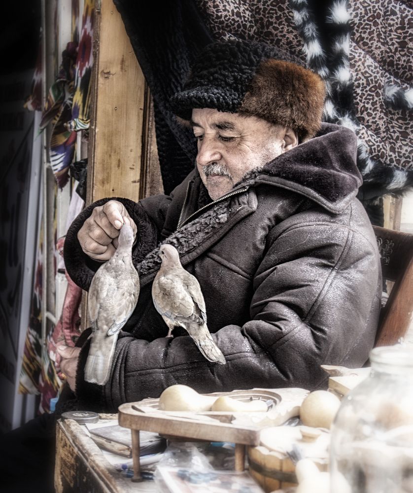 Дедушка и горлинки