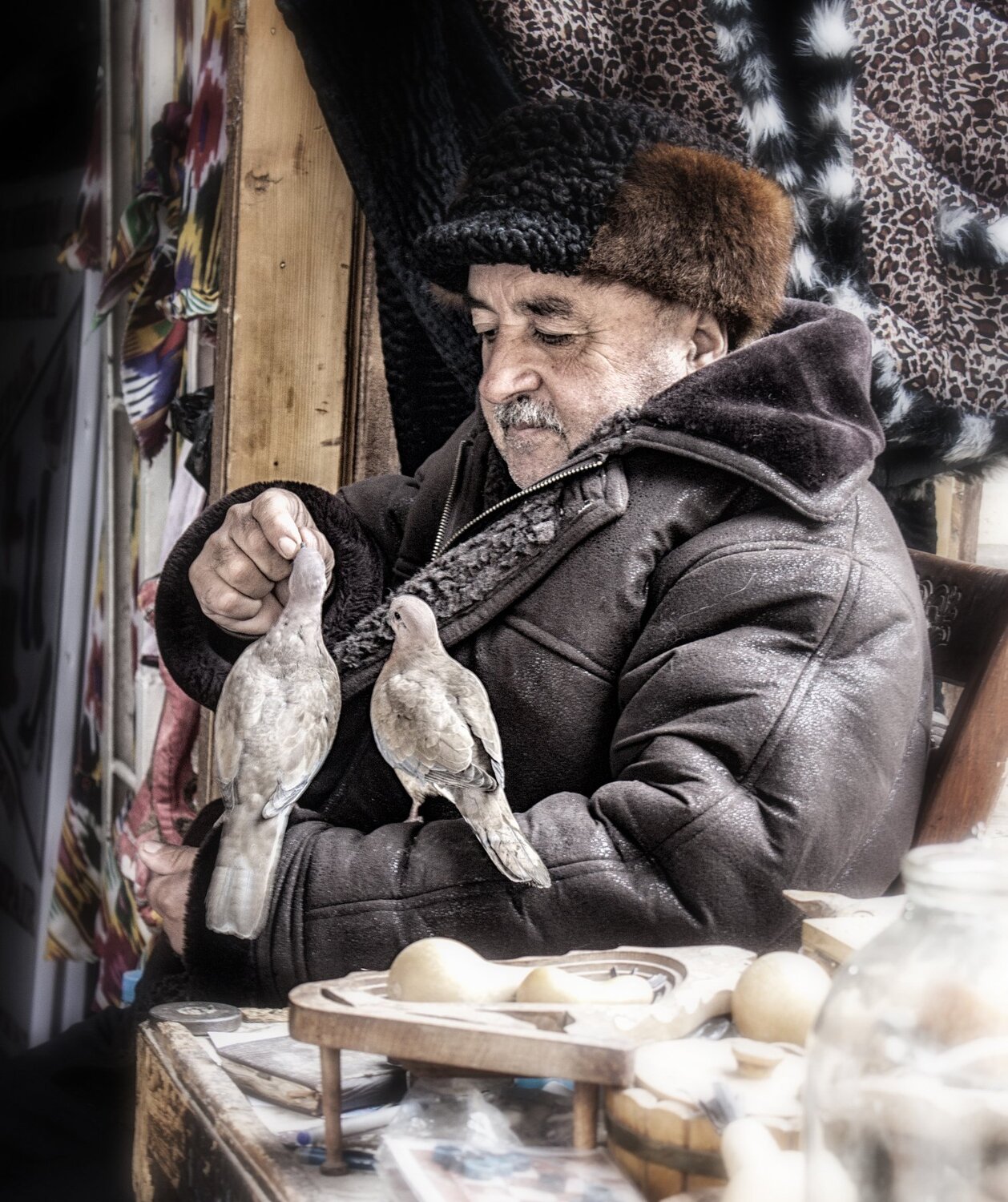 Дедушка и горлинки