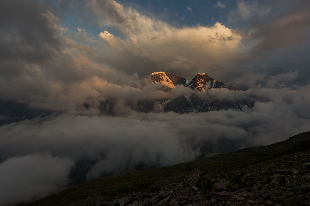 Вечер на склонах горы Чегет.