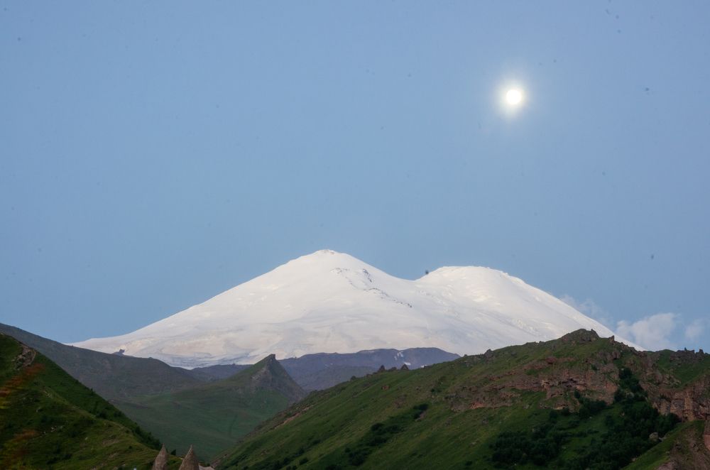 Луна над Эльбрусом