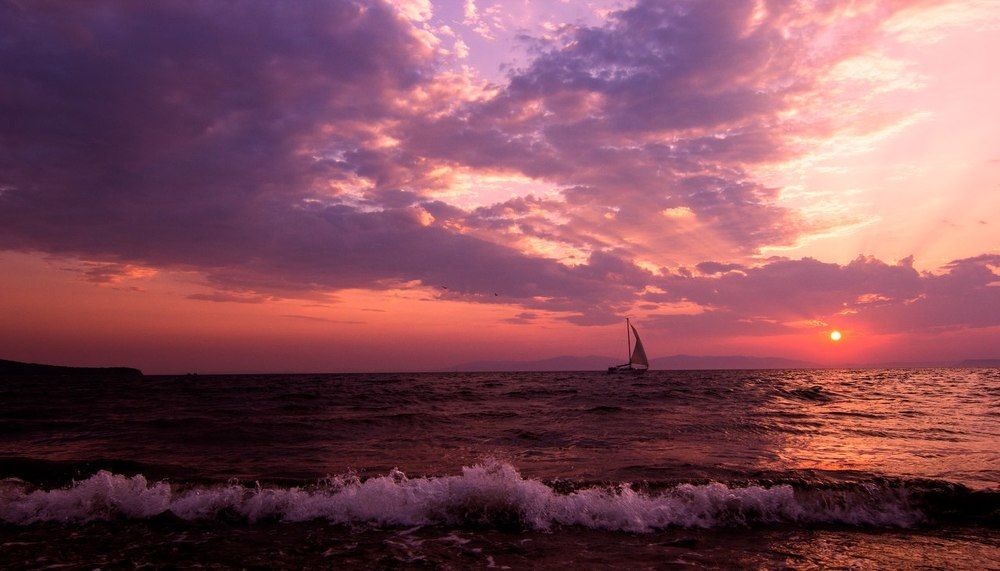 парусник уходит в закат
