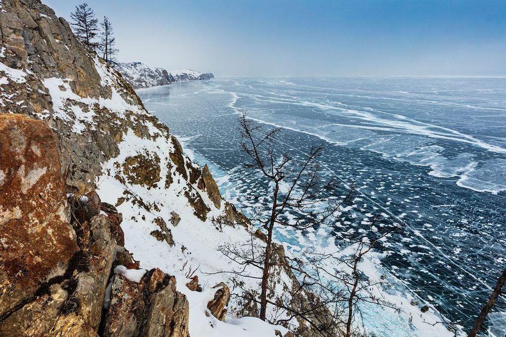 Вид на Байкал с прибрежных скал