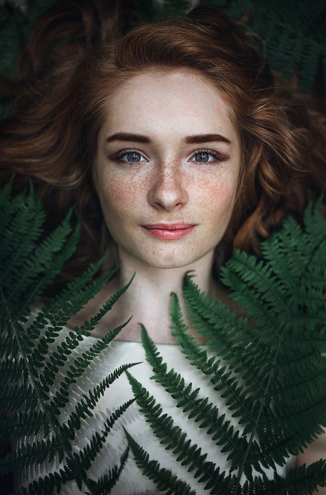 Девушка в папоротнике.