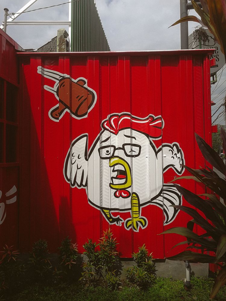 Сзади этого граффити - рынок мяса