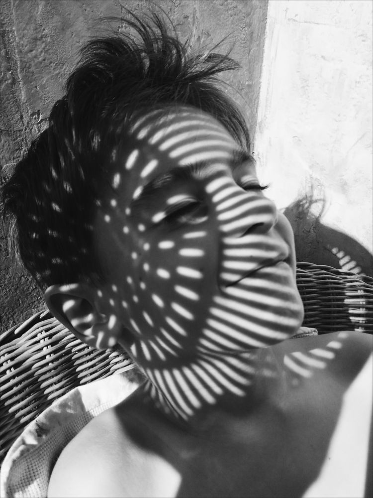 В лучах и тенях.