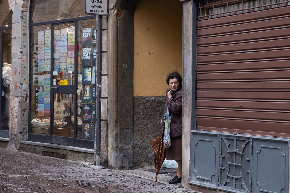 Одна в городе.