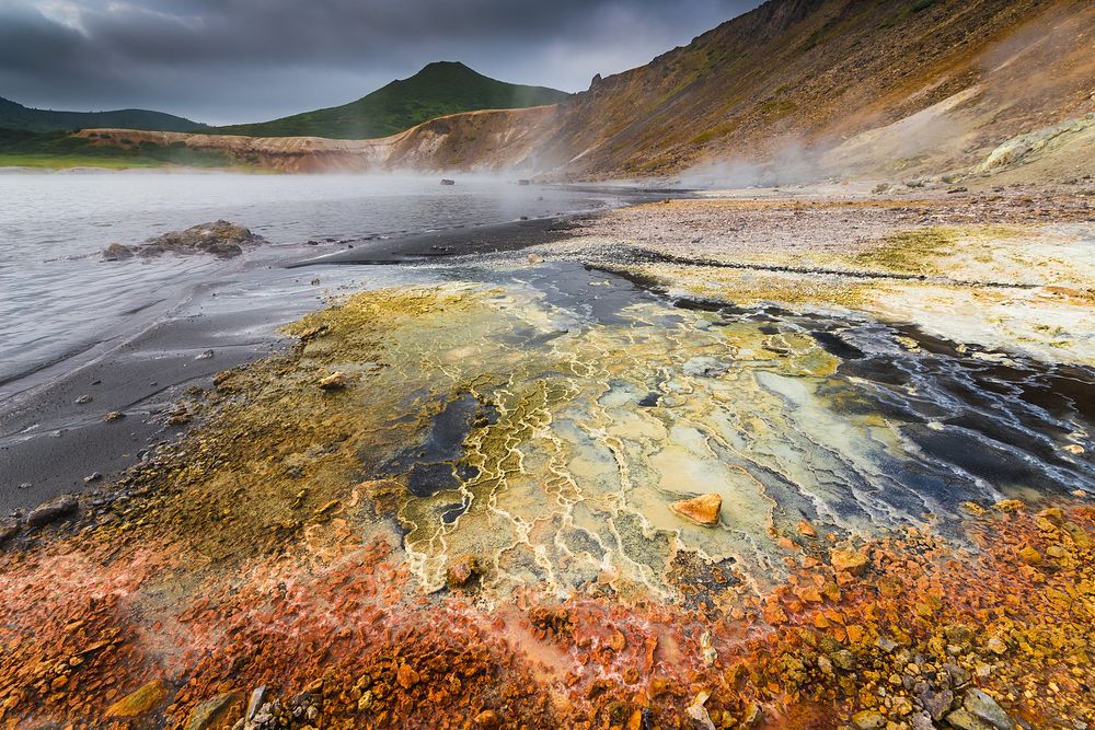 Разноцветный пляж кипящего озера