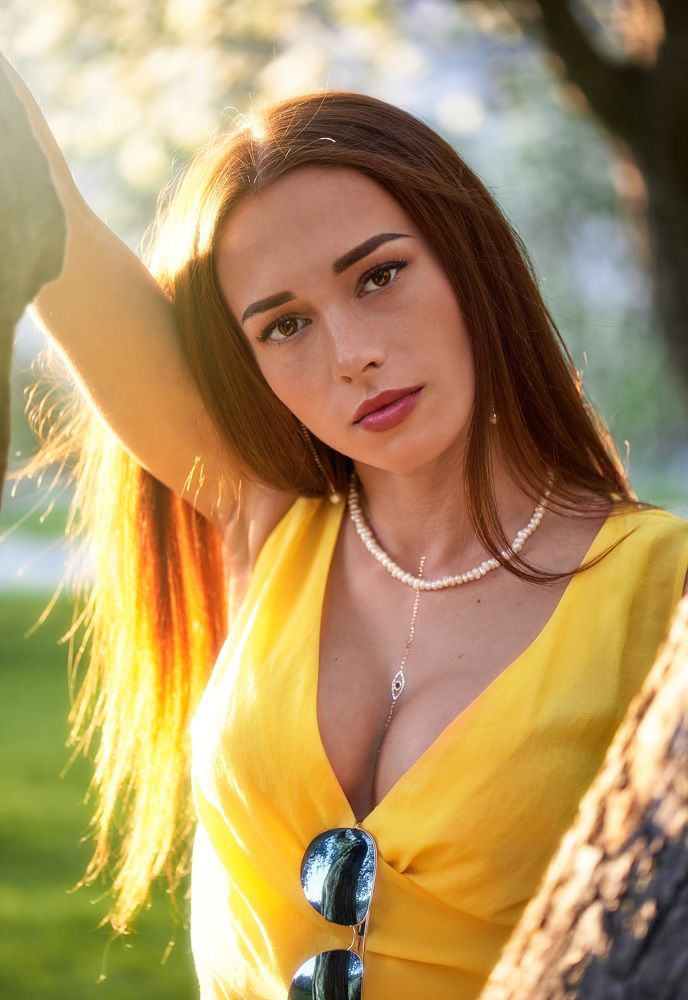 Девушка в желтом