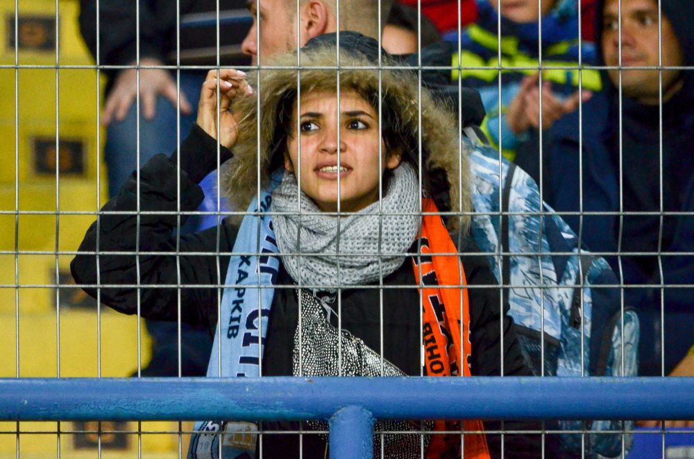 Девушка в клетке