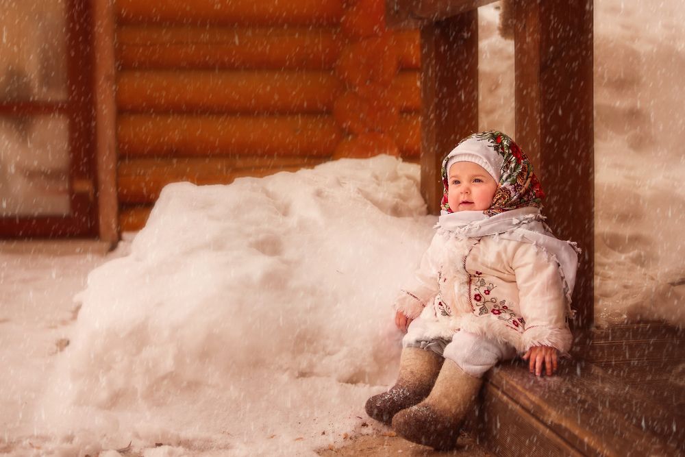 На крылечке.