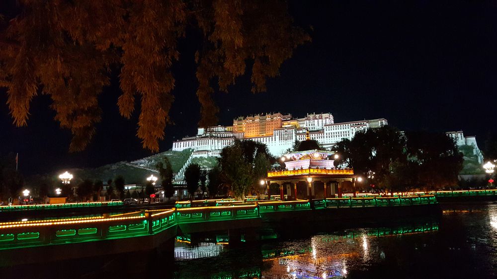 Дворец Потала вечером