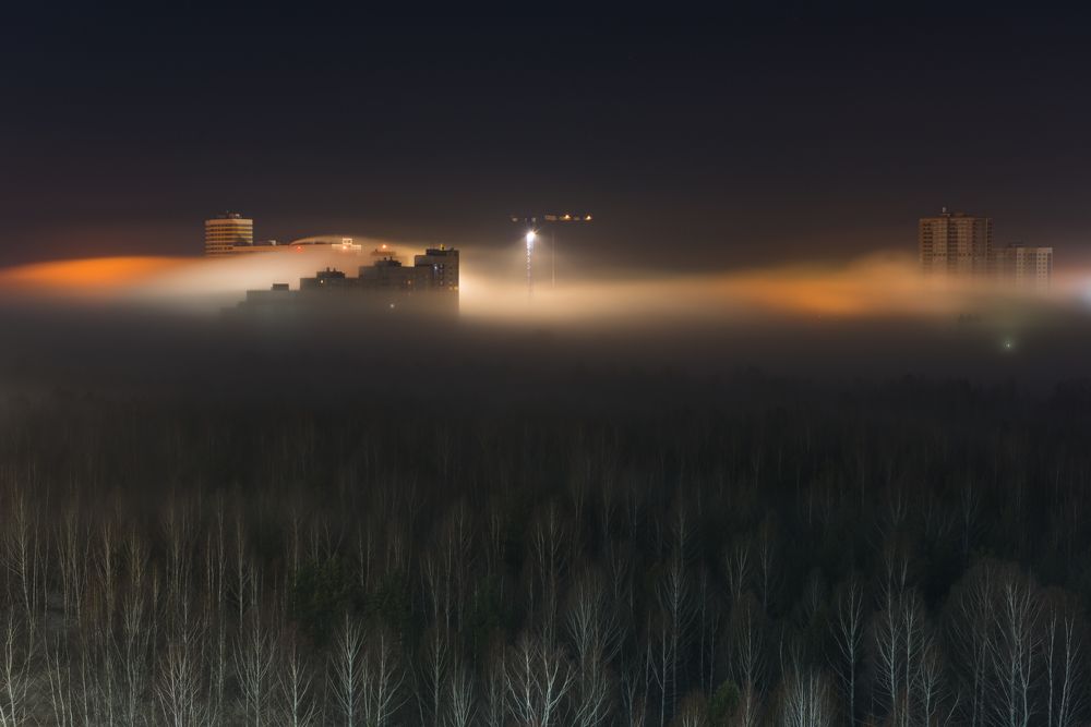 Огненная туманная река, течет по лесным берегам