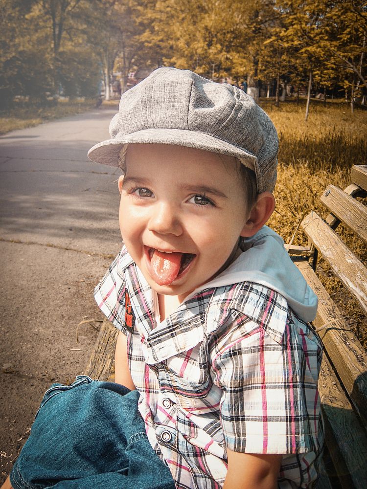 Мальчик на лавочке