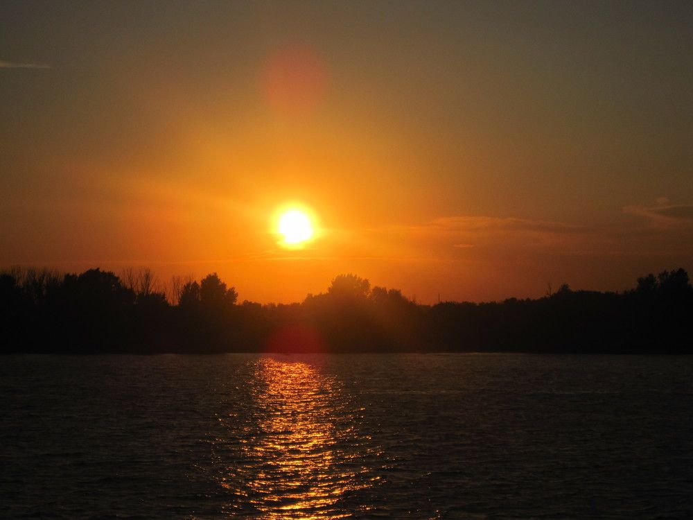 Закат на городской набережной