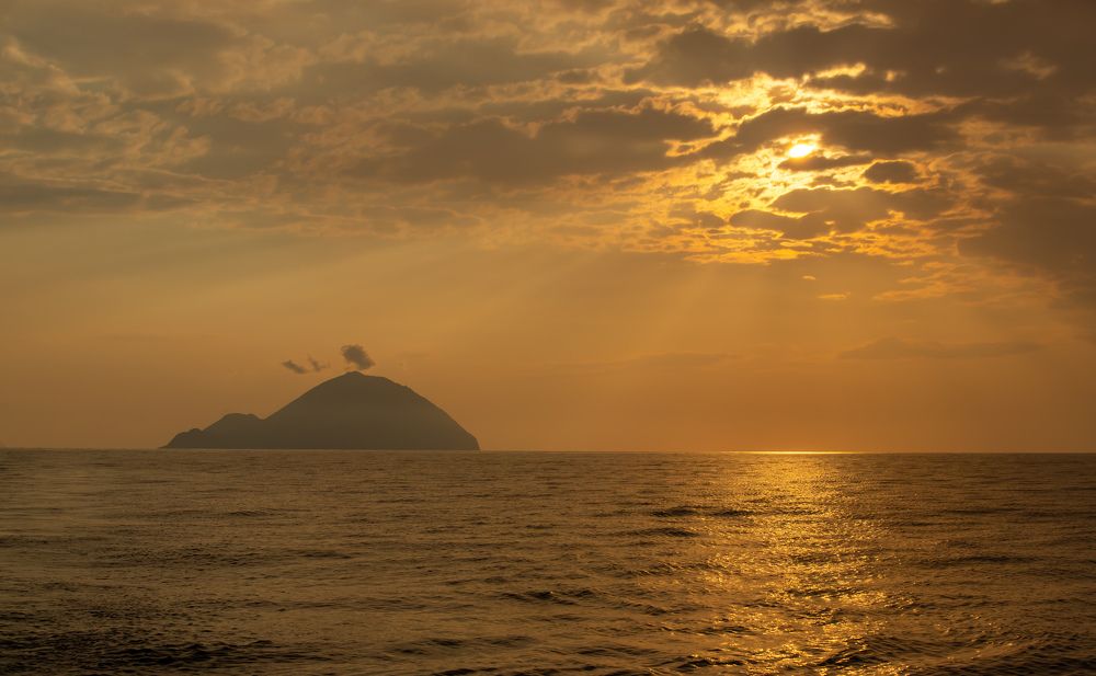Золотой закат на маленьком острове