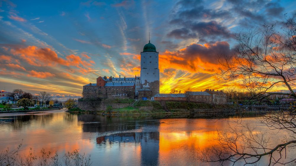 Выборгский замок на закате
