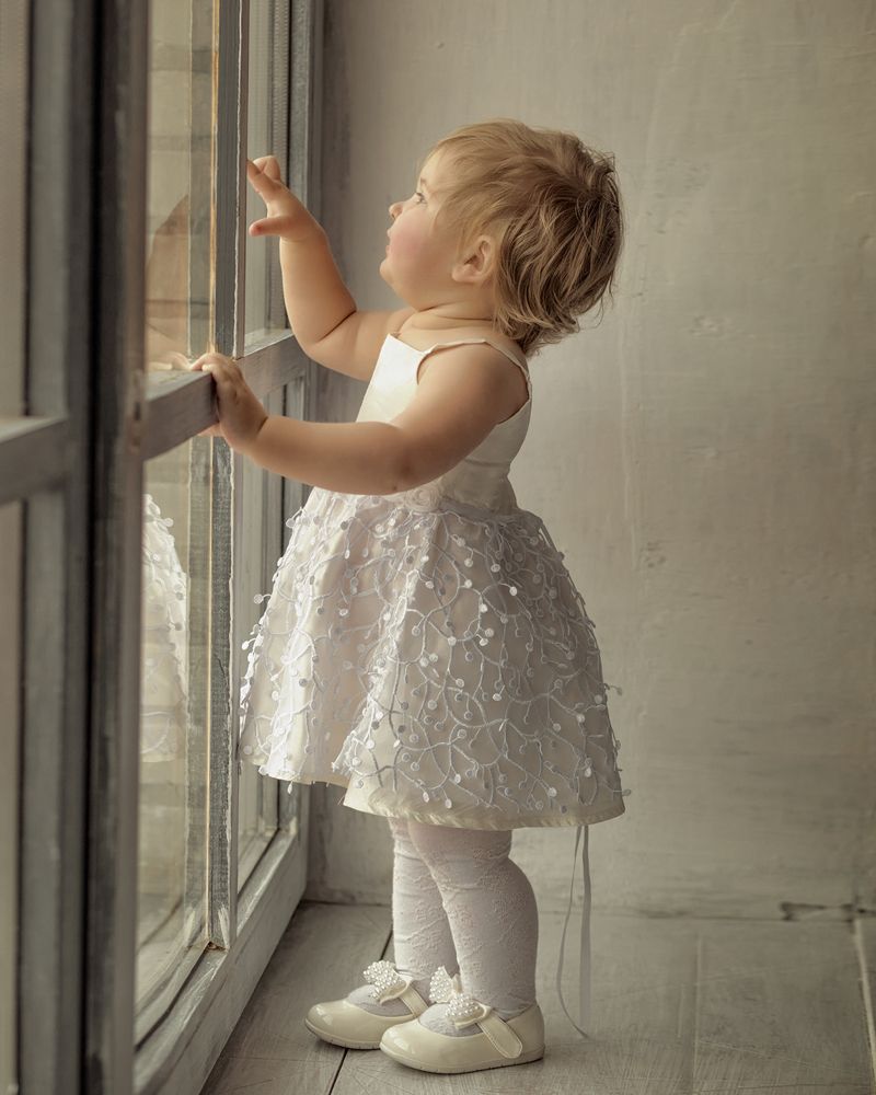 девочка на окне