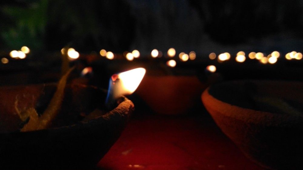 100 lamps one prayer