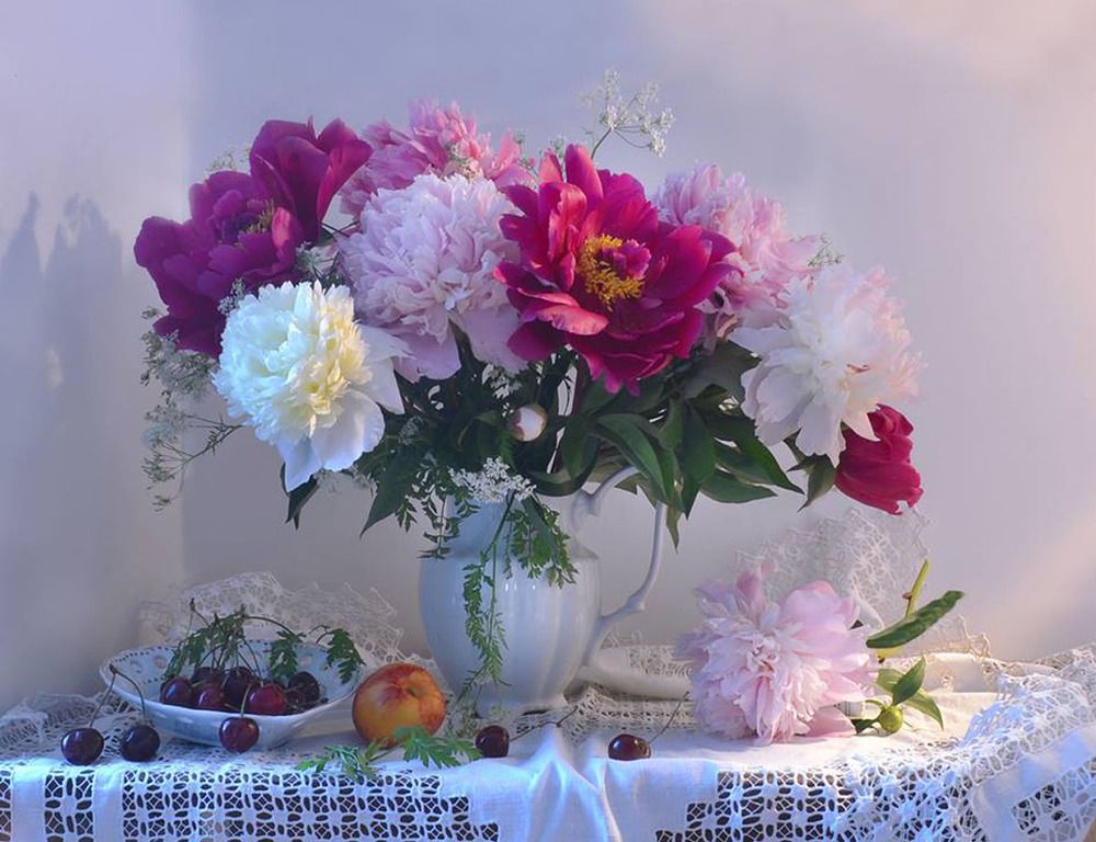 Люблю июнь, когда цветут пионы...