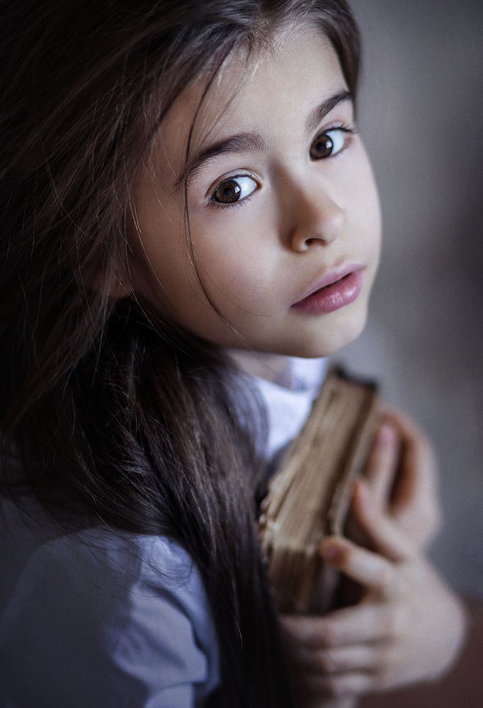 Девочка с книгой