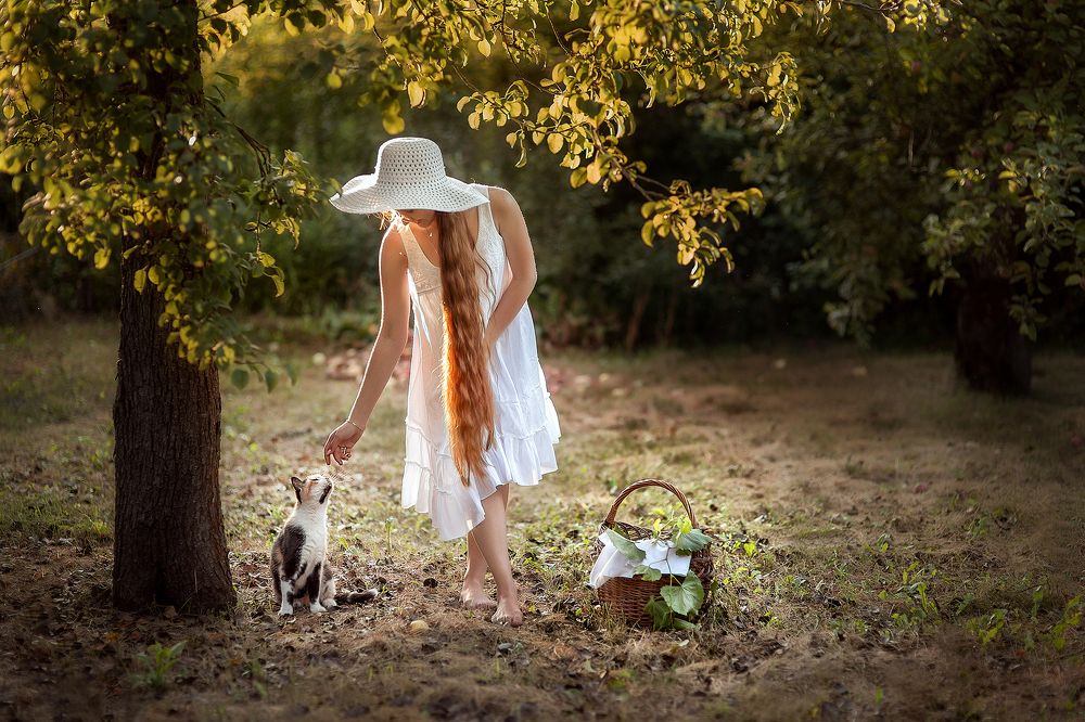 Девушка и кошка 2