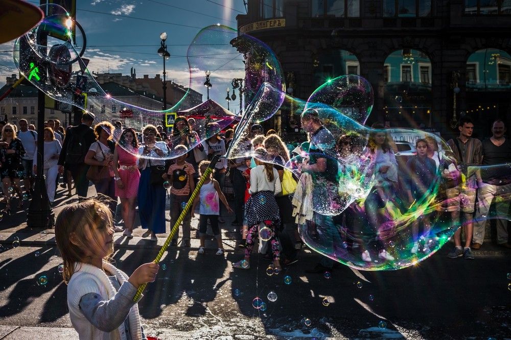 Мимолетное счастье в закатных лучах на улицах Петербурга