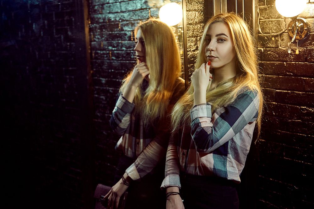 Потрет девушки на лестнице