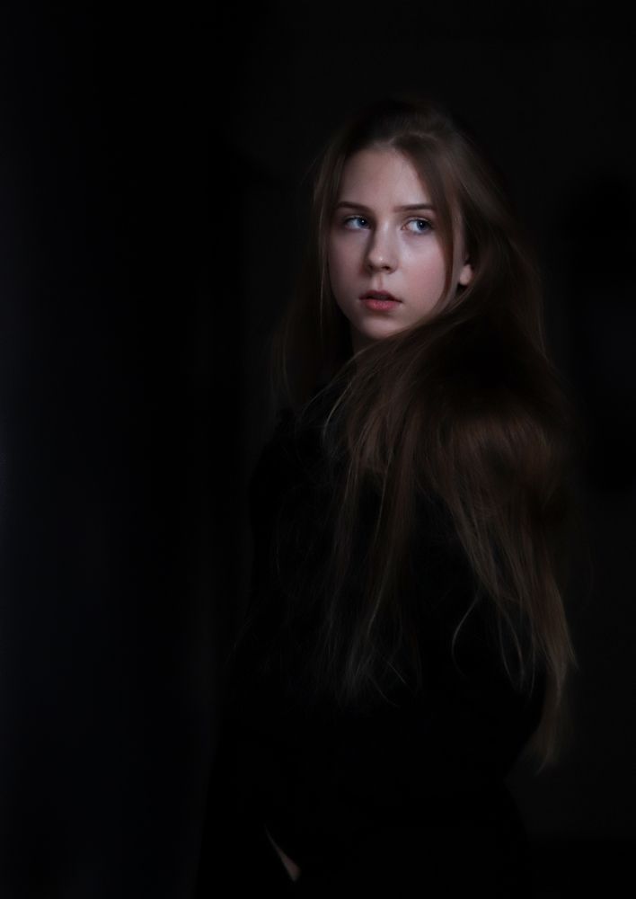 девушка во мраке