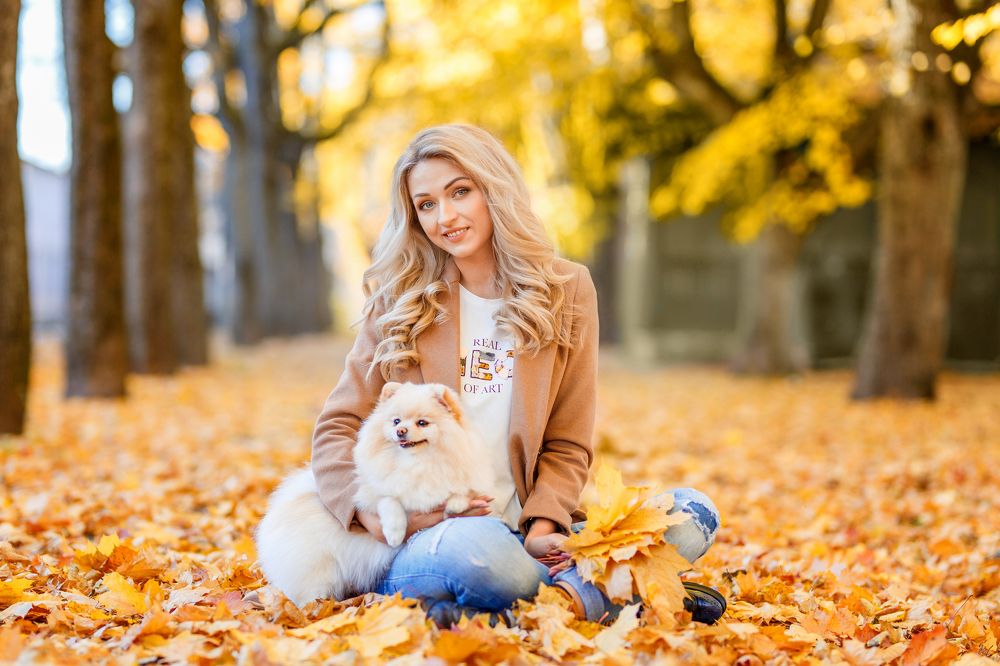 Девушка с собачкой