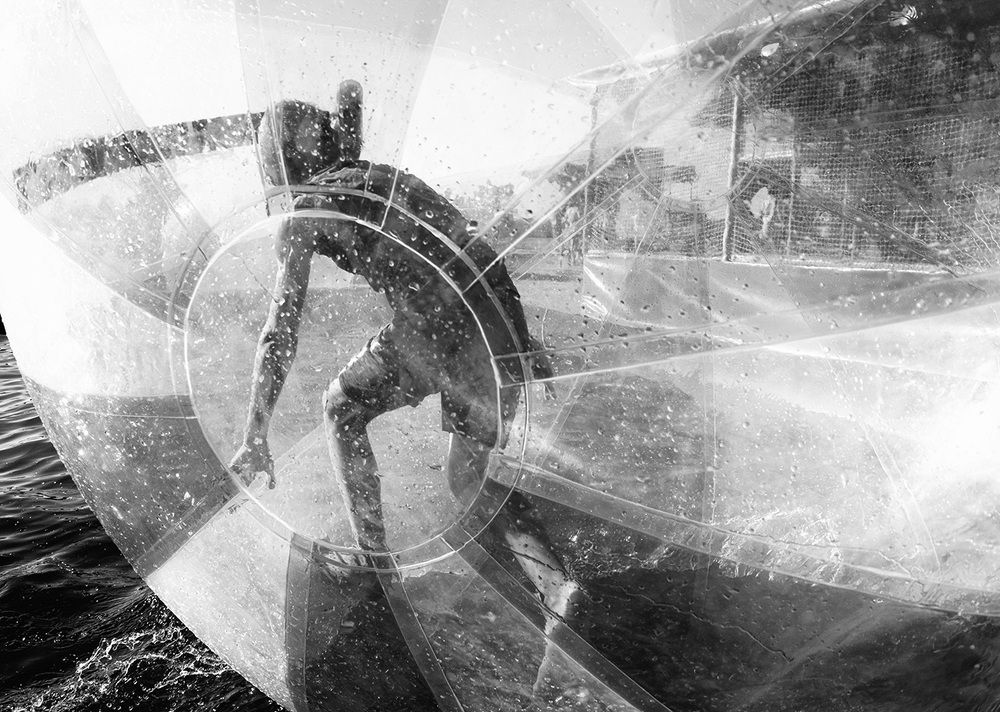 Мальчик в шаре