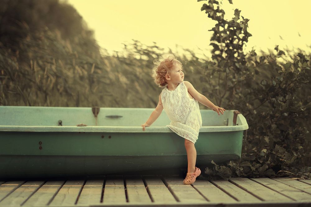 Маленькая Катя на рыбалке