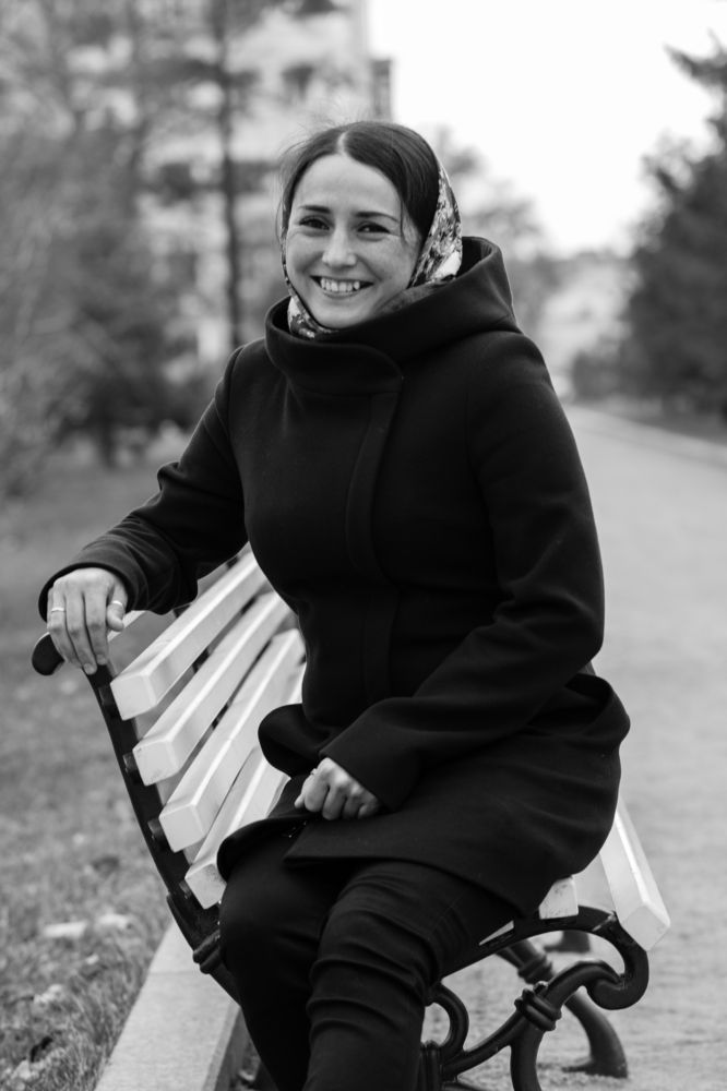 Зарифа. В сквере, на скамейке.