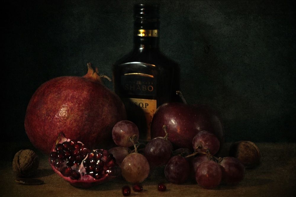 фрукты и коньяк