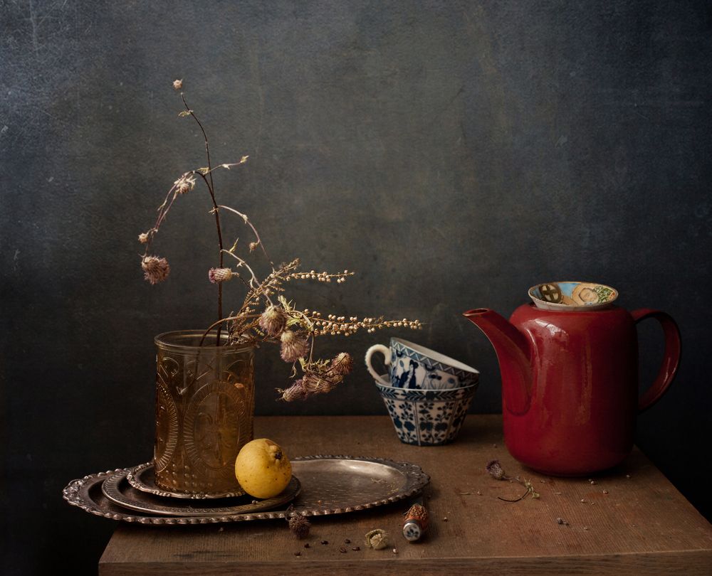 с красным кофейником