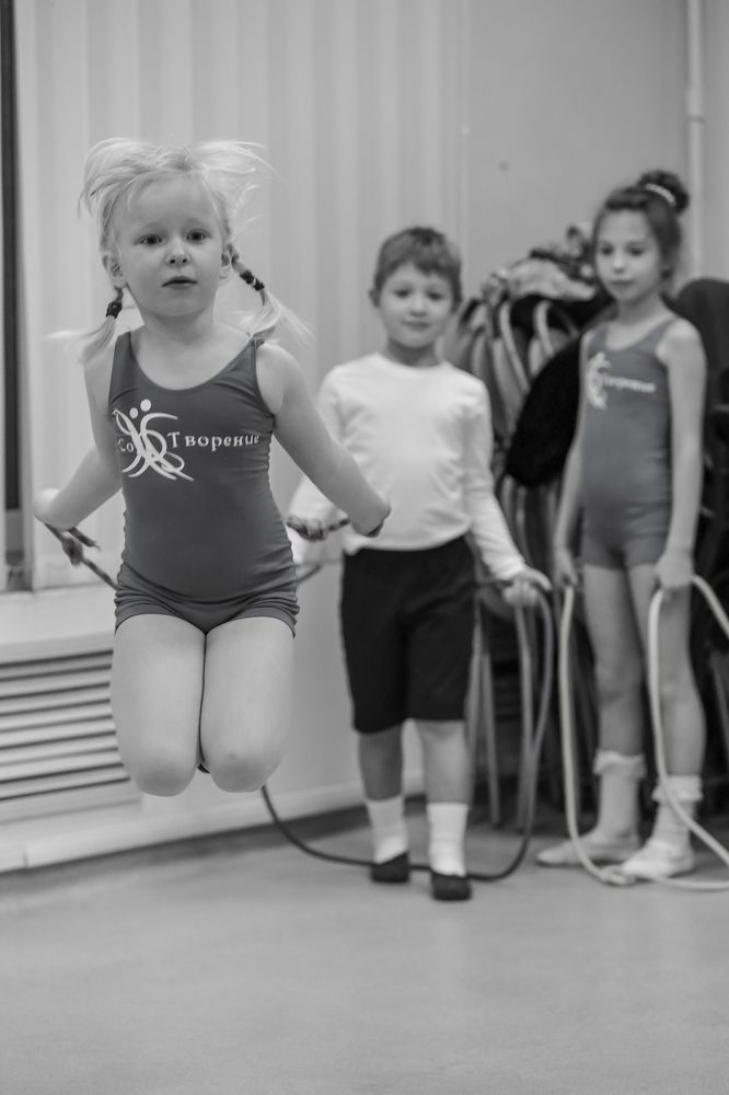 Упражнение прыжки с веревочкой.