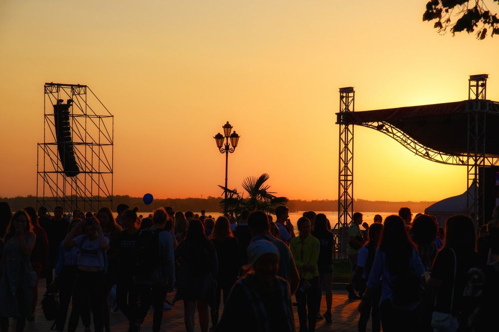 И шум толпы людской спугнет мечту моей...