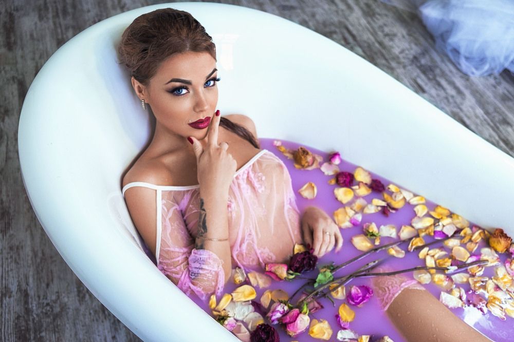 Девушка в ванне
