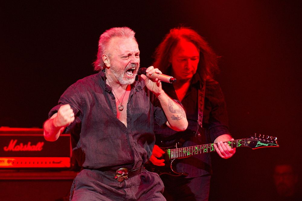 Красное на черном