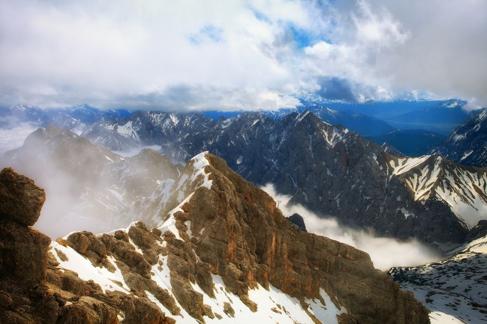 Горы, снег и тучи