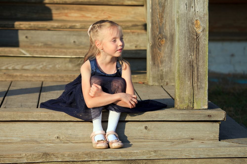 Девочка на ступенях