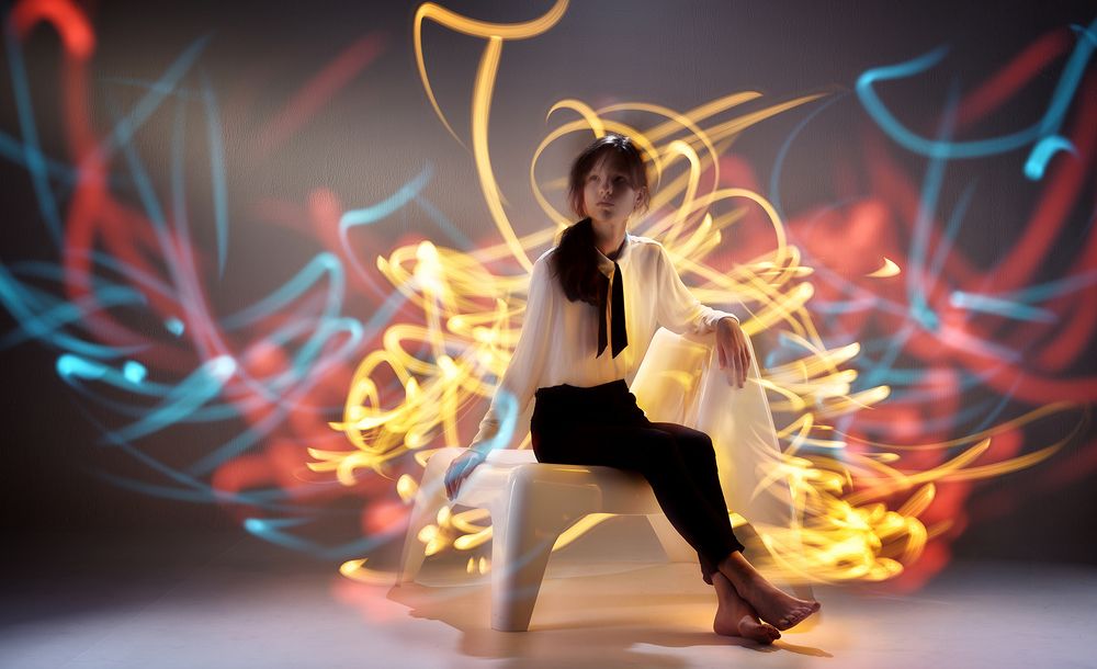 Девушка на кресле в тёмной комнате