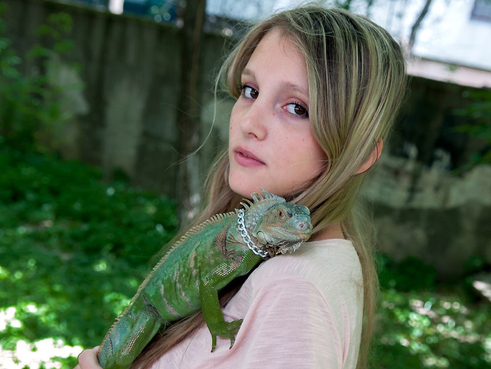 Девочка Даша и игуан Яша.