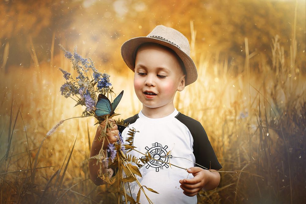 Мальчик и бабочка