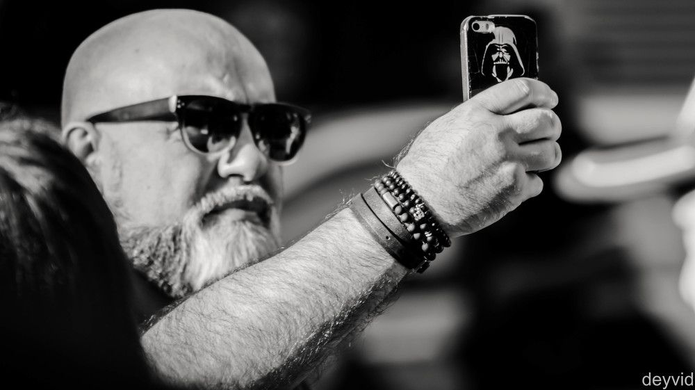 Homem faz Selfie em meio a tragédia