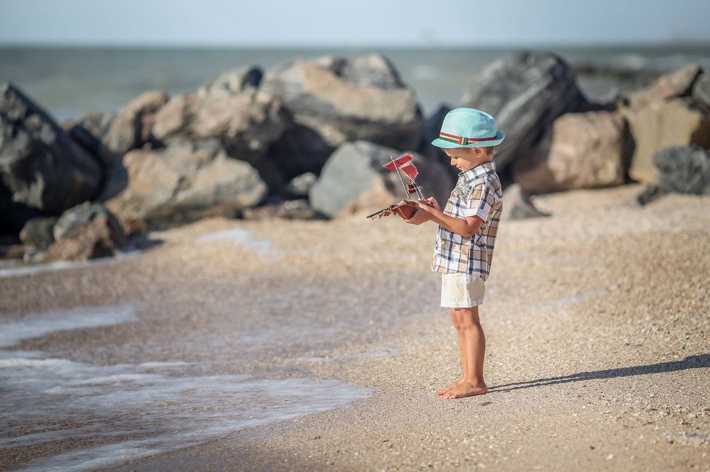 ребенок с корабликом