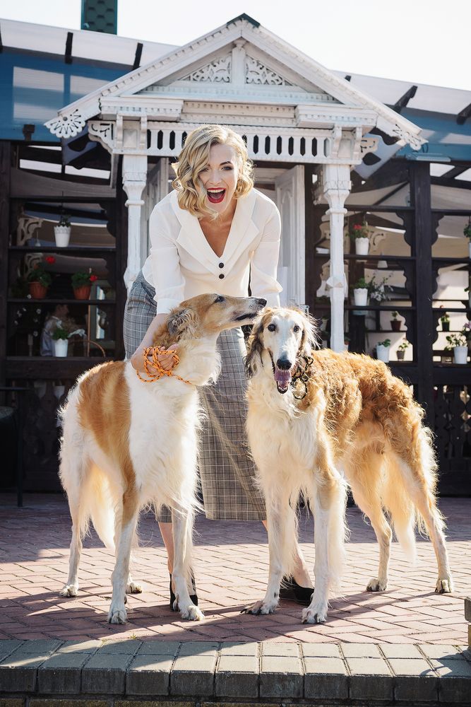 Девушка с борзыми