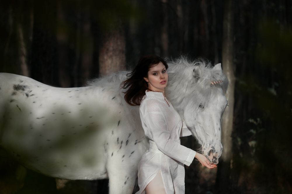Девушка и единорог
